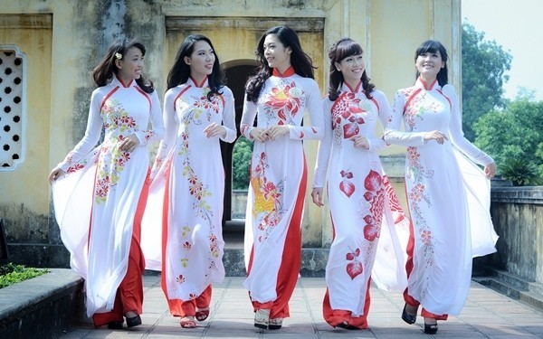 Elegant girls in ‘ao dai’ (Source: kenh14.vn)