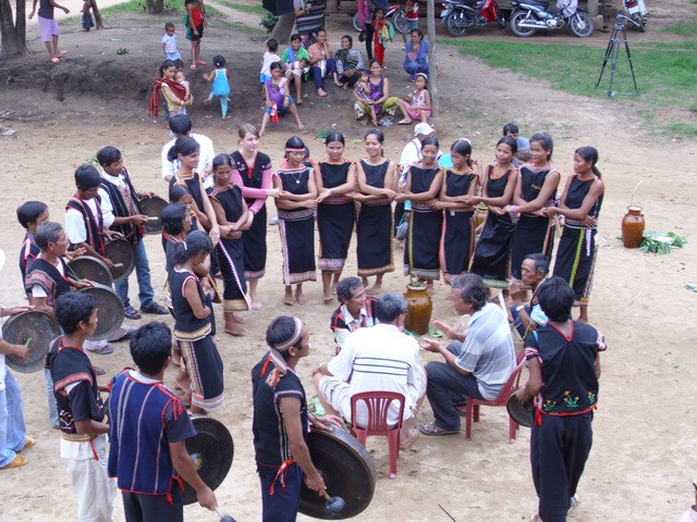 gong dance show