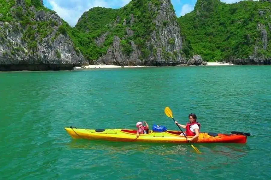 closest airport to Halong Bay
