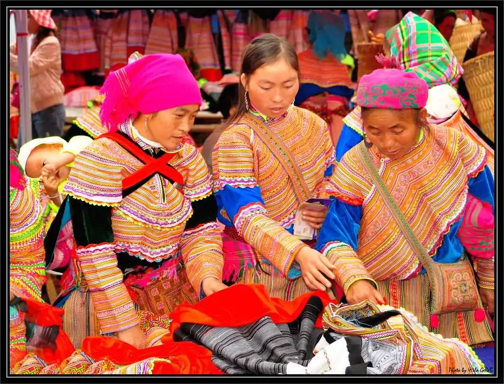 Woman at the Bac Ha market by @ila GeReB via Flickr