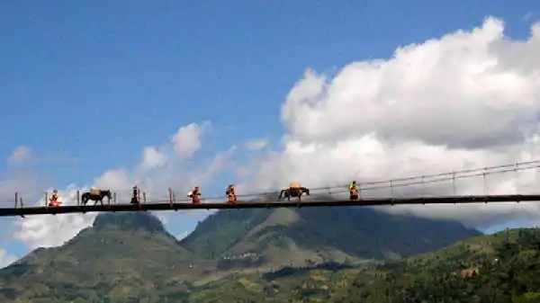 suspension bridge leading to Coc Ly market by nto.vn
