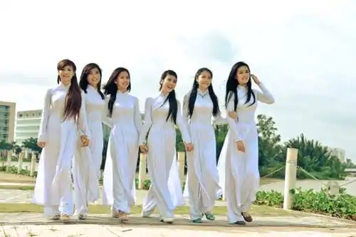 White ‘ao dai’ characterized the innocent school girls (Source: tinmoi.vn)
