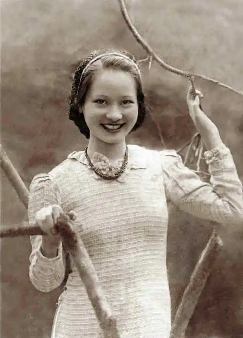 Le Mur ‘ao dai’ was criticized to be ‘exotic’ with puff sleeves and bows on the collar (1938) (Source: elle.vn)