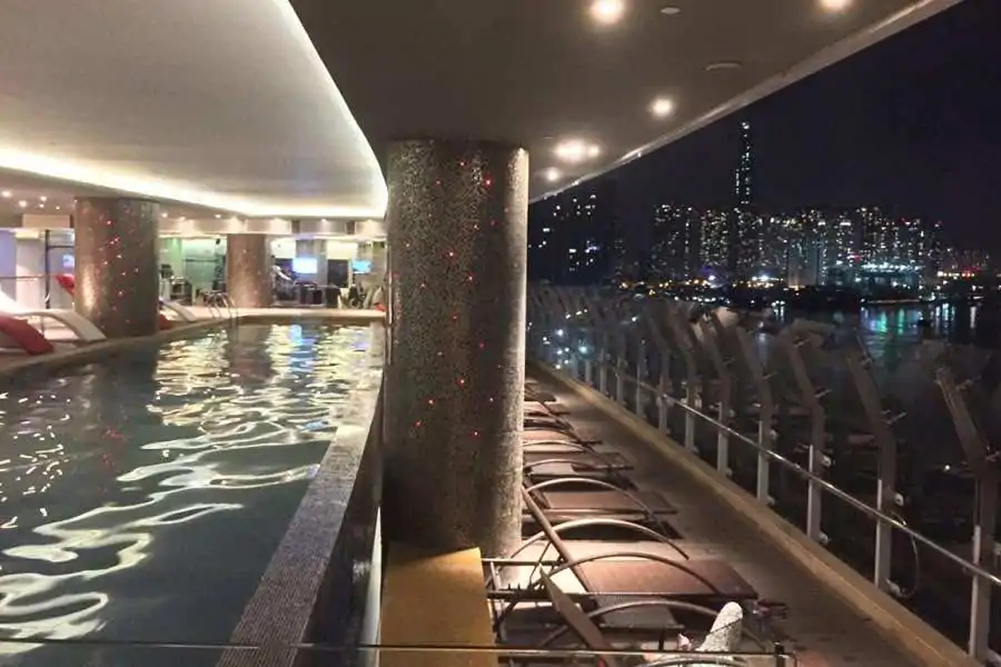 le meridien saigon pool1