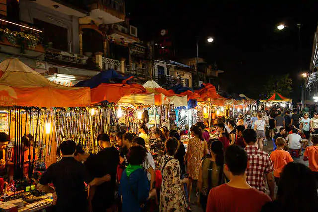 nhon nhip cho dem pho co ha noi moi dip cuoi tuan
