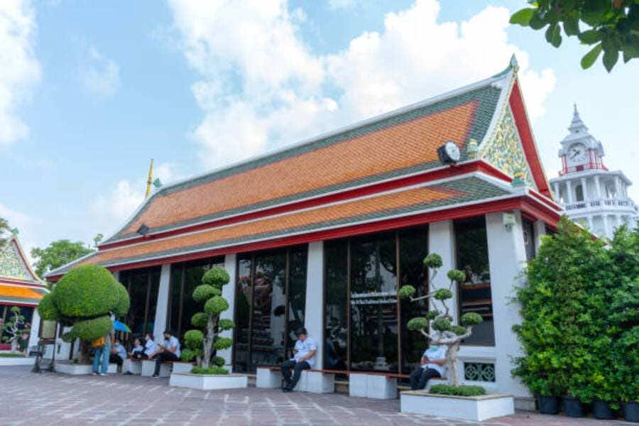 istockphoto 1219894848 612x612 1 Amidst Wat Pho’s golden stupas and jasmine-scented air, families uncover Thailand’s ancient healing arts through hands-on, child-friendly cultural experiences.