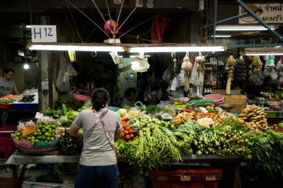 istockphoto 1679826421 612x612 1 Khlong Toei Market: where families taste, learn, and explore Bangkok’s real food culture.