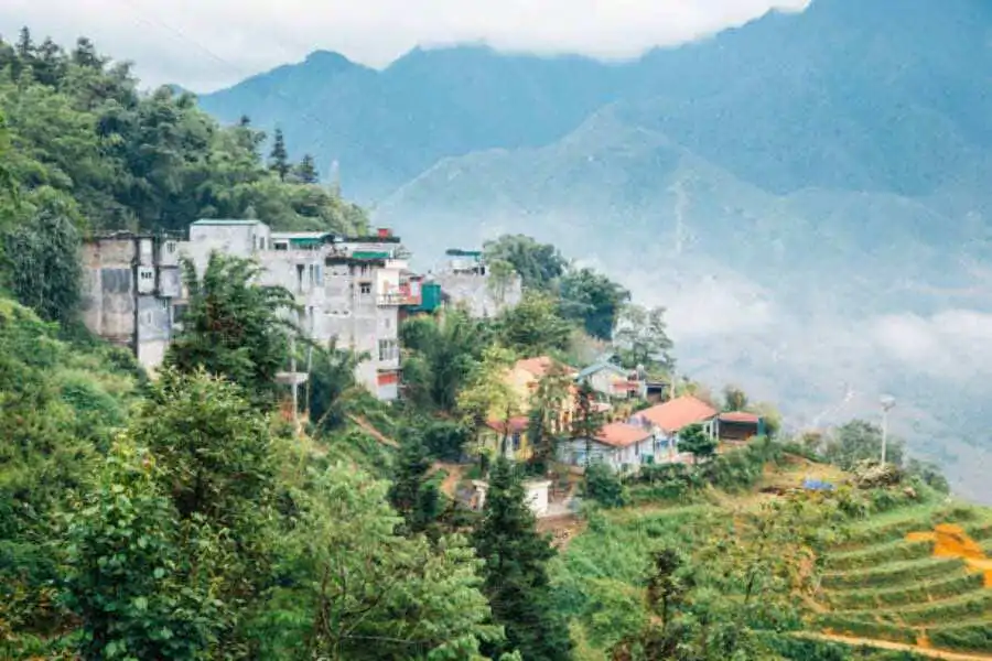 A scenic drive through Muong Hoa Valley captures Sapa’s iconic landscapes from a vehicle. 