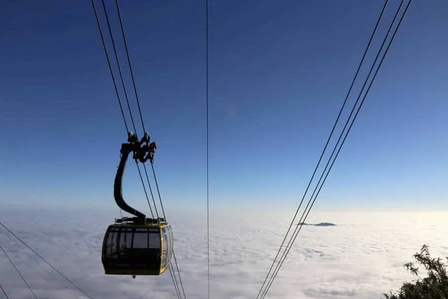 Sun World Fansipan Legend cable car takes you to explore the temple complex and admire the panoramic view of Hoang Lien Son range.